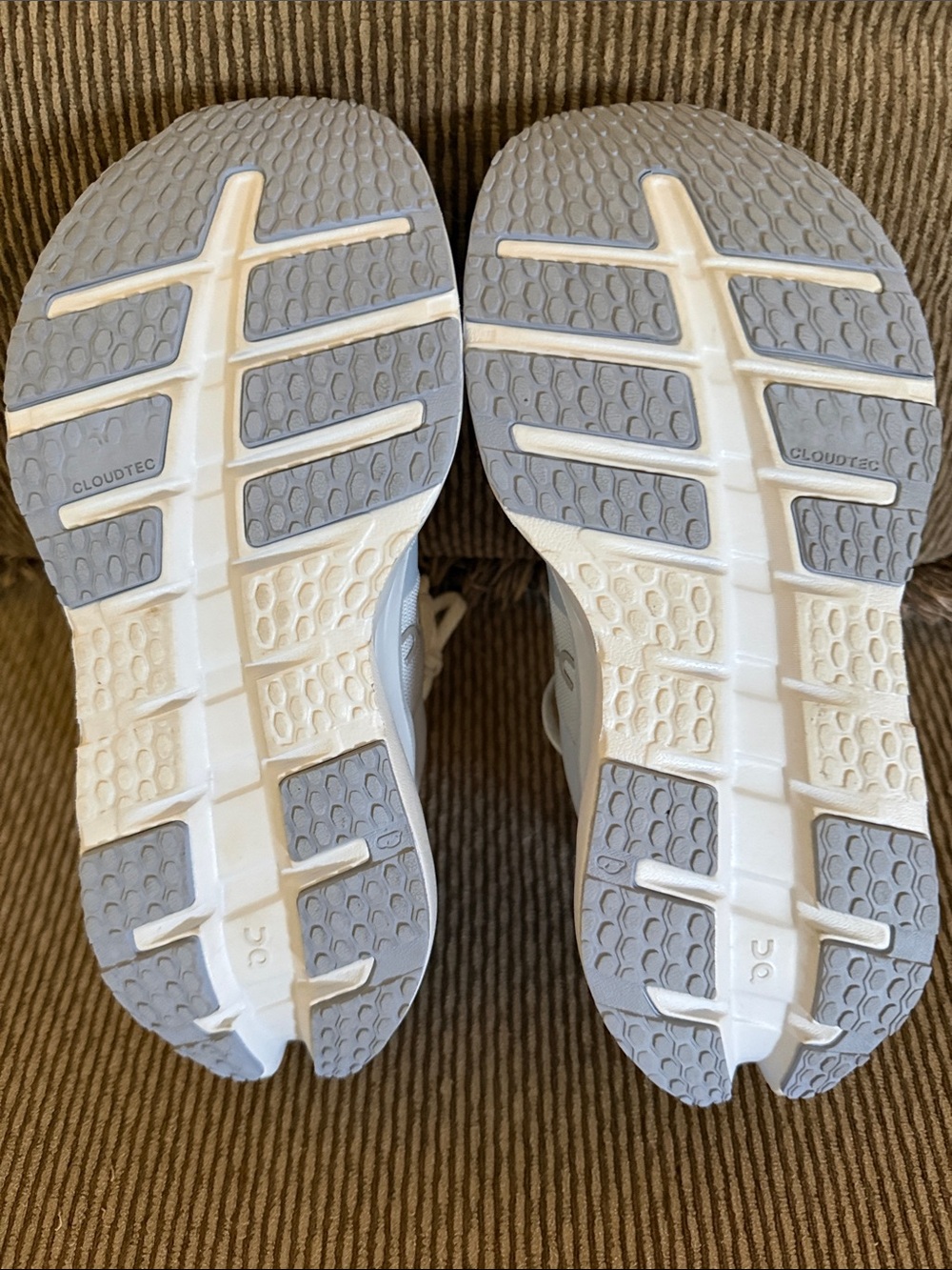 Ladies On Cloudrunner -3.  Sz 7.5 LNC - Picture 6 of 8
